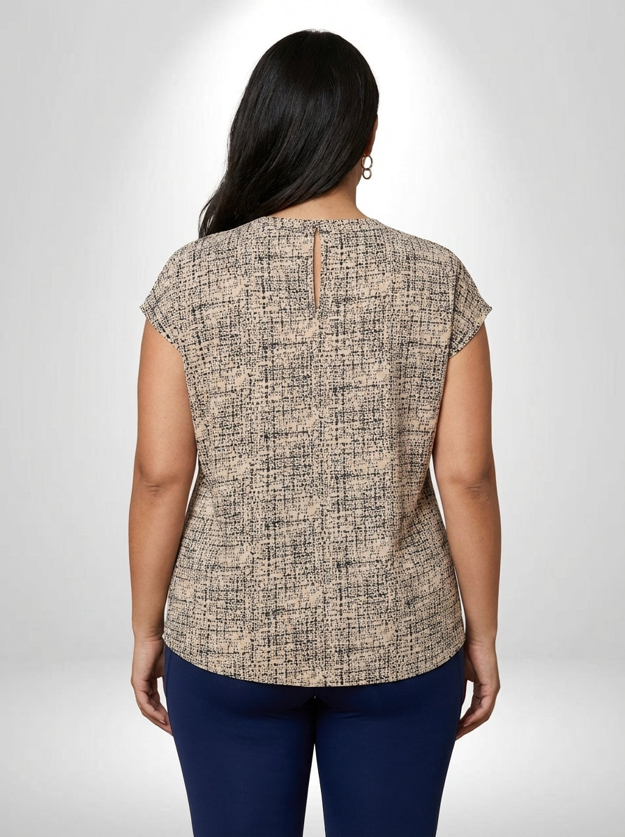 Blusa plus size estampada com comprimento longo, bainha regular e modelagem confortável
