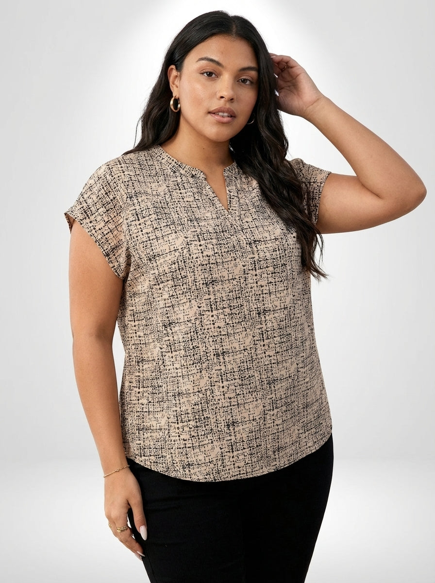 Blusa plus size Clau com mangas bufantes curtas, decote V pequeno e caimento regular