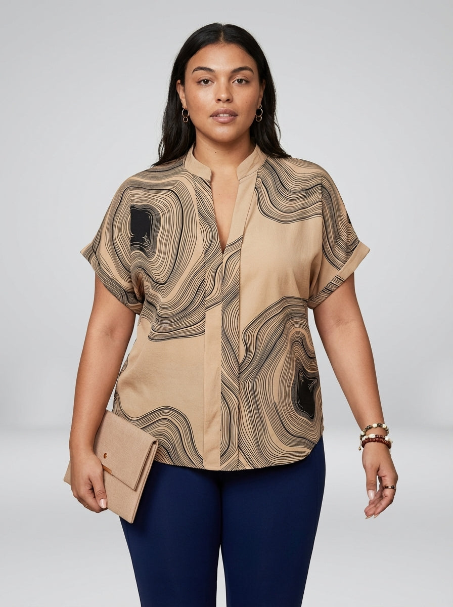 Blusa plus size Essence bege com estampa de mármore, decote V entalhado e mangas morcego