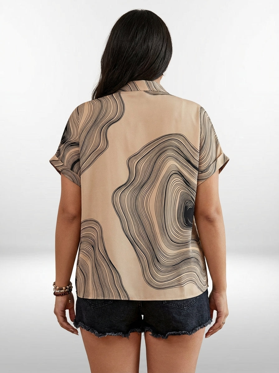 Blusa plus size bege com manga curta morcego, caimento regular e visual casual sofisticado