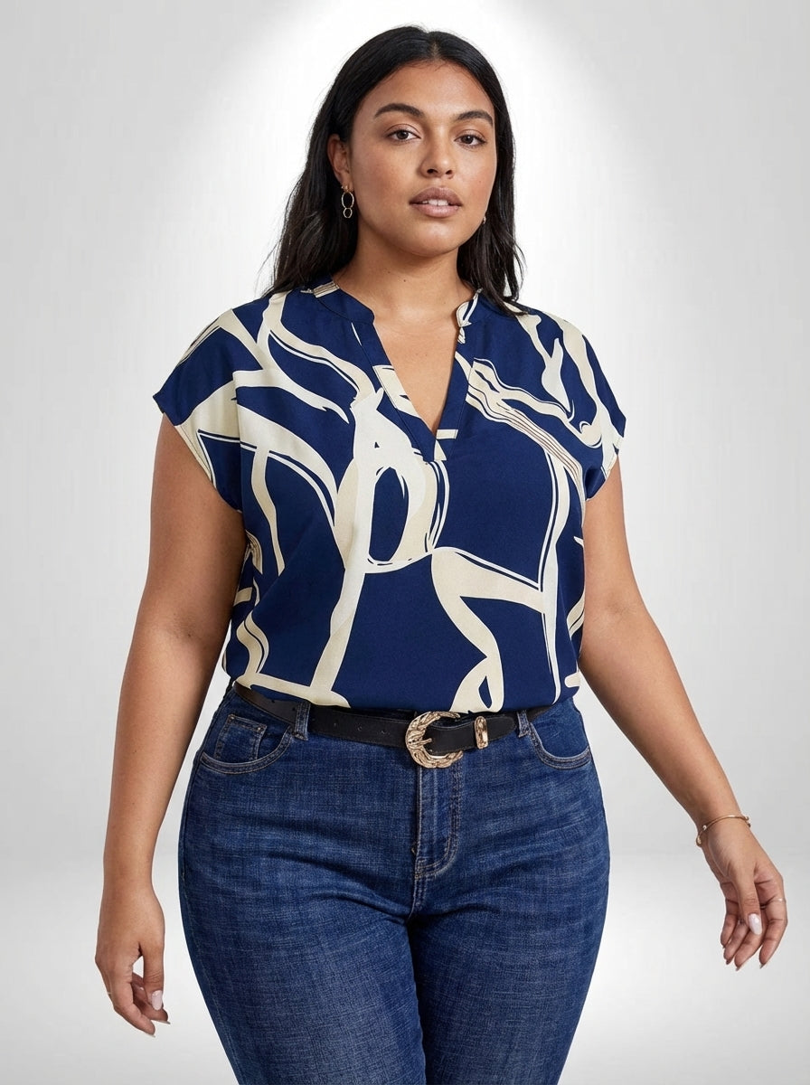 Blusa plus size Luna azul e branca com estampa geométrica, decote V entalhado e manga morcego