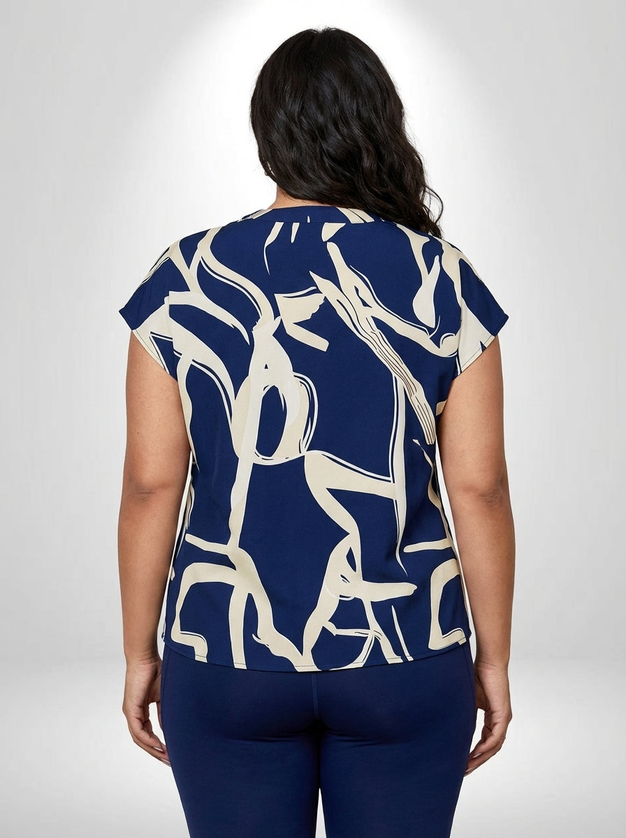 Blusa plus size com bloco de cores azul e branco, manga curta morcego e caimento regular