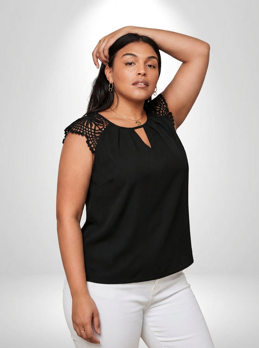 Blusa plus size Raglan preta com laço em contraste, decote gota e visual elegante