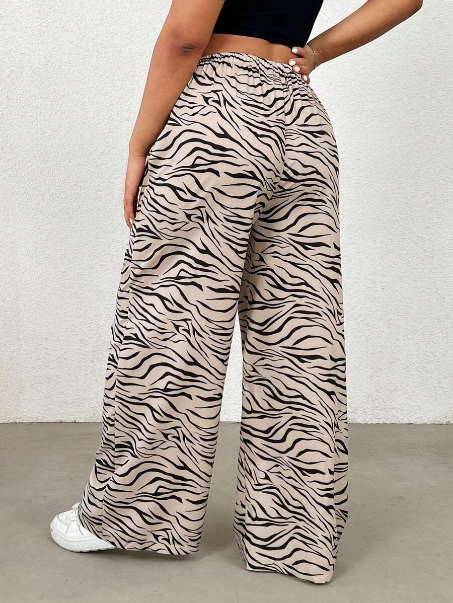 Calça casual com estampa zebrada, caimento solto e tecido leve. Ideal para dias casuais. Estilo e conforto no dia a dia.
