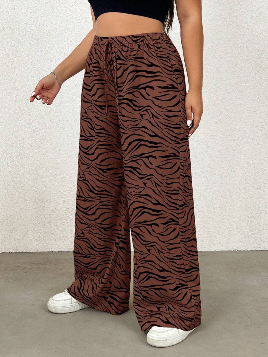 Calça feminina perna reta casual na cor marrom com estampa zebrada, caimento solto e tecido leve. Ideal para dias casuais. Estilo e conforto no dia a dia.