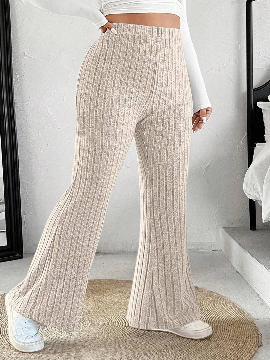 Calça Flare Feminina Casual Plus Size, ideal para mulheres que buscam estilo casual com sofisticação e funcionalidade. O tecido encorpado não marca e permite liberdade de movimento, sendo perfeito para dias de clima ameno na primavera ou outono.