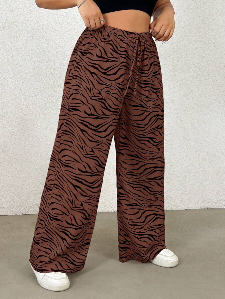 Calça feminina perna reta com estampa zebrada, caimento solto e tecido leve. Ideal para dias casuais. Estilo e conforto no dia a dia. Ideal para looks modernos.