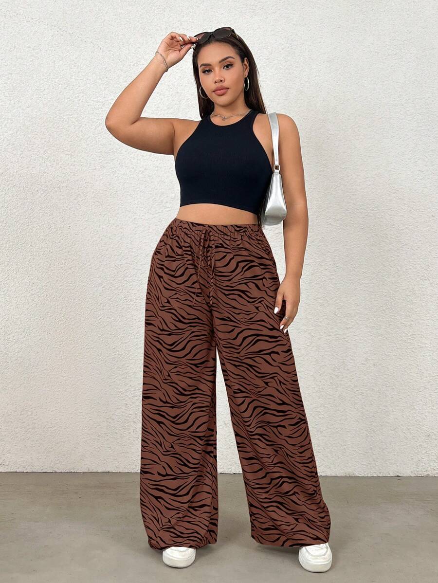 Calça feminina moderna perna reta com estampa zebrada, caimento solto e tecido leve. Ideal para dias casuais. Estilo e conforto no dia a dia.