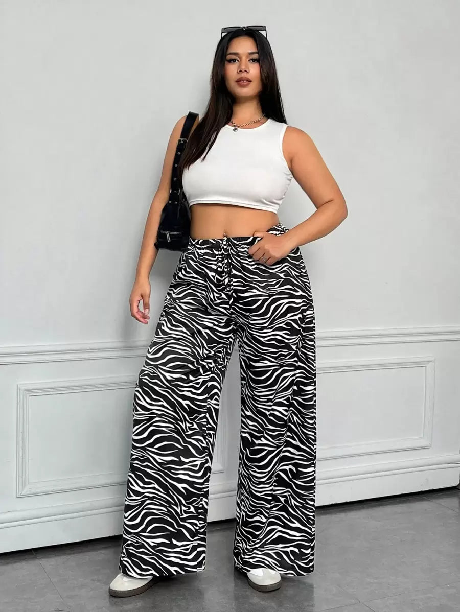 Calça feminina perna reta longa na cor preto e branco com estampa zebrada, caimento solto e tecido leve. Ideal para dias casuais. Estilo e conforto no dia a dia.