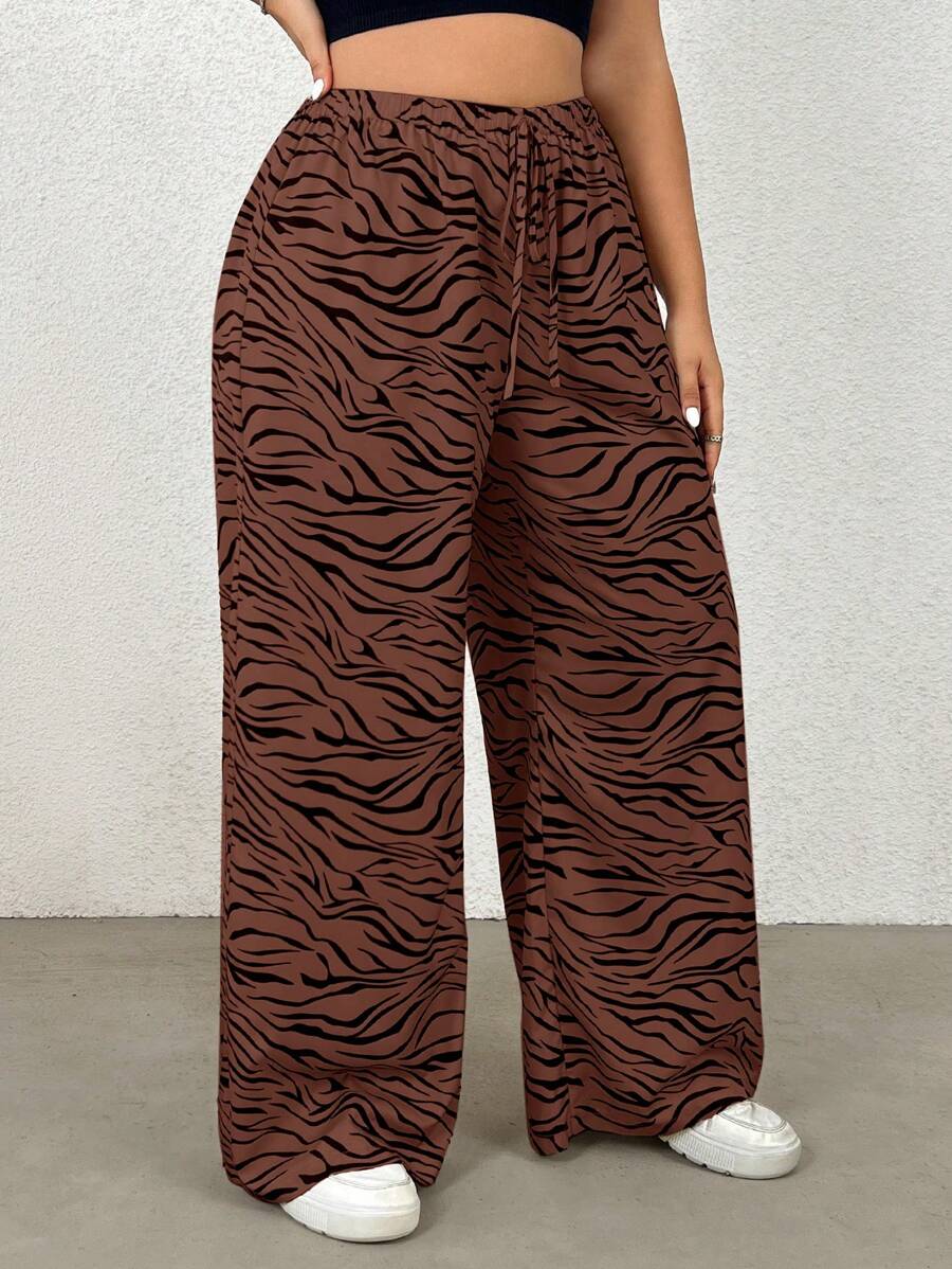 Calça feminina perna reta na cor marrom, com estampa zebrada, caimento solto e tecido leve. Ideal para dias casuais. Estilo e conforto no dia a dia.