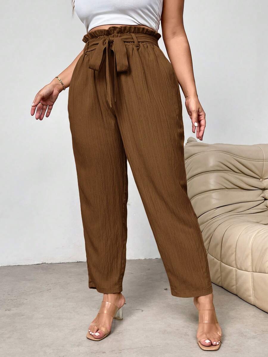 Calça Feminina Plus Size – Perfeita para Trabalho e Lazer, combina elegância e conforto para valorizar suas curvas em qualquer ocasião. Produzida em 100% poliéster leve e resistente, possui cintura alta com elástico e amarração ajustável, garantindo um caimento perfeito e confortável.