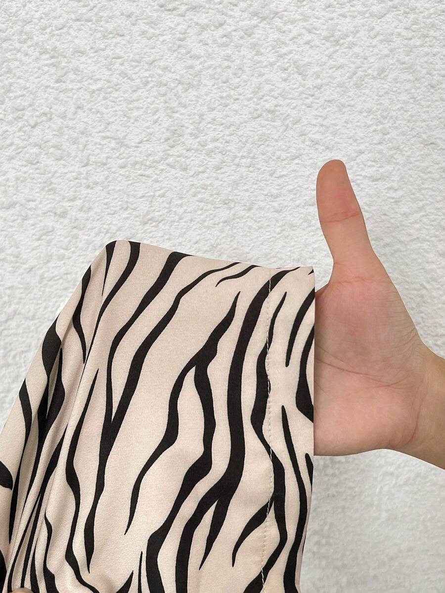 Calça feminina produzida com tecido leve e confortável, estampa zebrada, caimento solto. Ideal para dias casuais. Estilo e conforto no dia a dia.