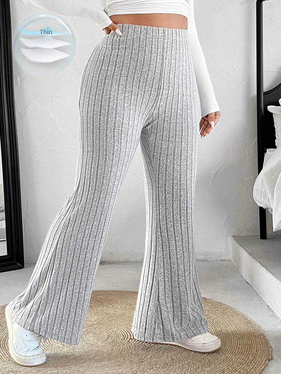 Calça flare feminina plus size com cintura alta, tecido encorpado e modelagem que valoriza curvas com conforto e estilo casual. Frete Grátis para todo Brasil!