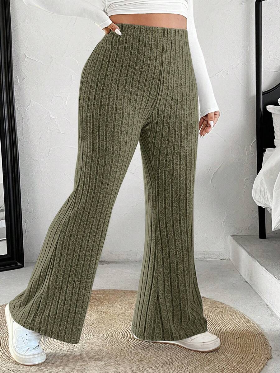 Calça flare feminina verde plus size com cintura alta, tecido encorpado e modelagem que valoriza curvas com conforto e estilo casual. Frete Grátis para todo Brasil!