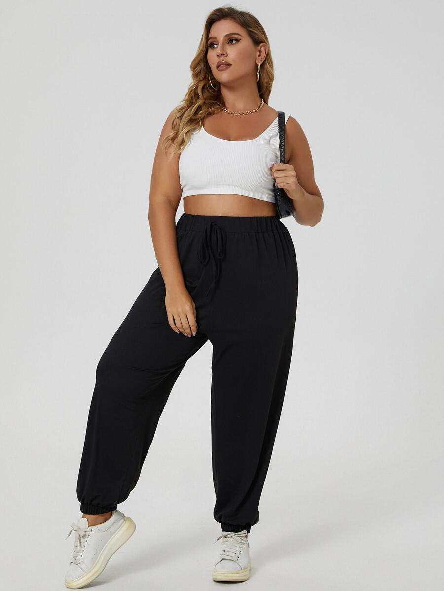 Conforto e elegância na Calça Moletom Plus Size com nó frontal, tecido macio e modelagem que se adapta ao seu corpo.