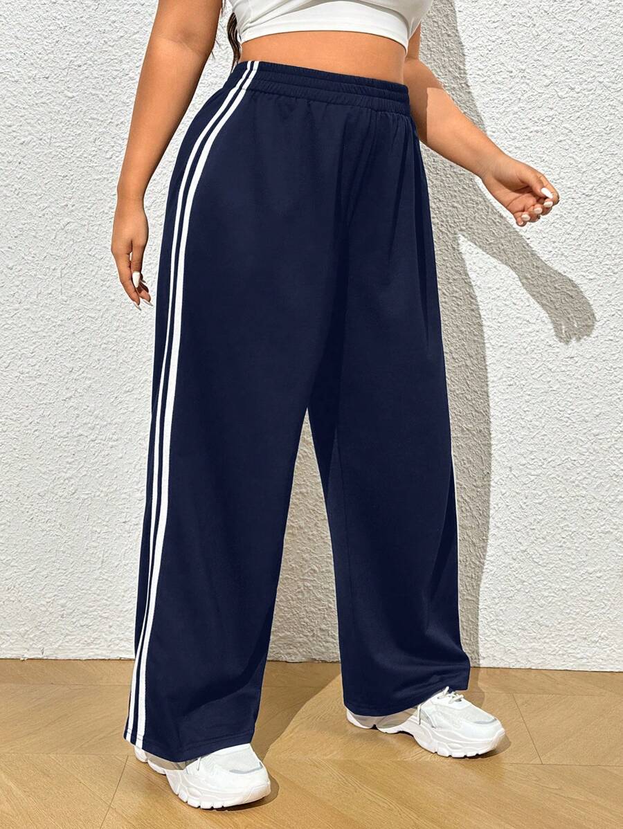 Cintura elástica, listra lateral e caimento solto. Calça moletom plus size versátil para combinar com tênis, jaquetas e camisetas.