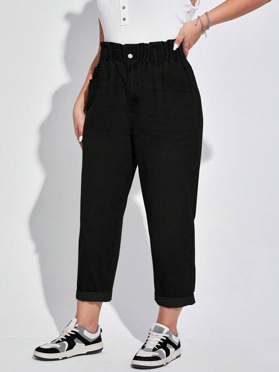 Conforto e estilo em jeans 100% algodão, cintura elástica e corte afunilado que alonga a silhueta.