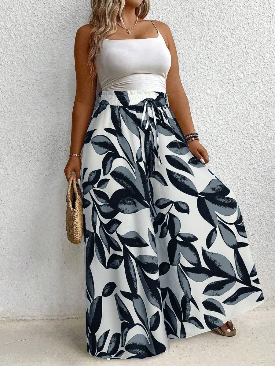 Calça Pantalona Plus Size Cinza, é ideal para mulheres que buscam elegância e conforto em uma única peça. Com modelagem de perna larga e cintura natural, valoriza a silhueta e oferece liberdade de movimento. Seu tecido leve e elástico proporciona um caimento solto e confortável.