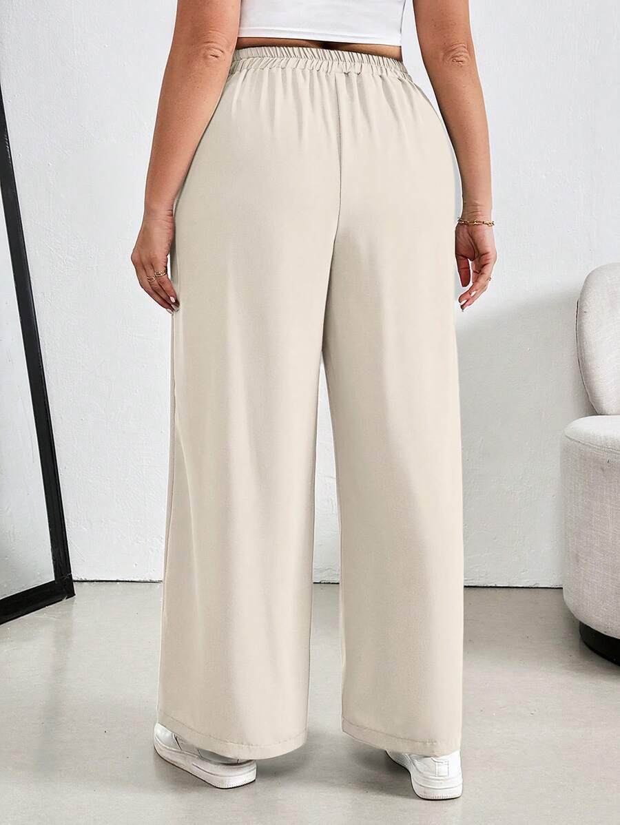 Calça Pantalona Plus Size confeccionada em 100% linho de alta qualidade, com cintura alta que valoriza as curvas e alonga a silhueta. Possui caimento fluido, toque macio e elasticidade que garante conforto durante todo o dia.