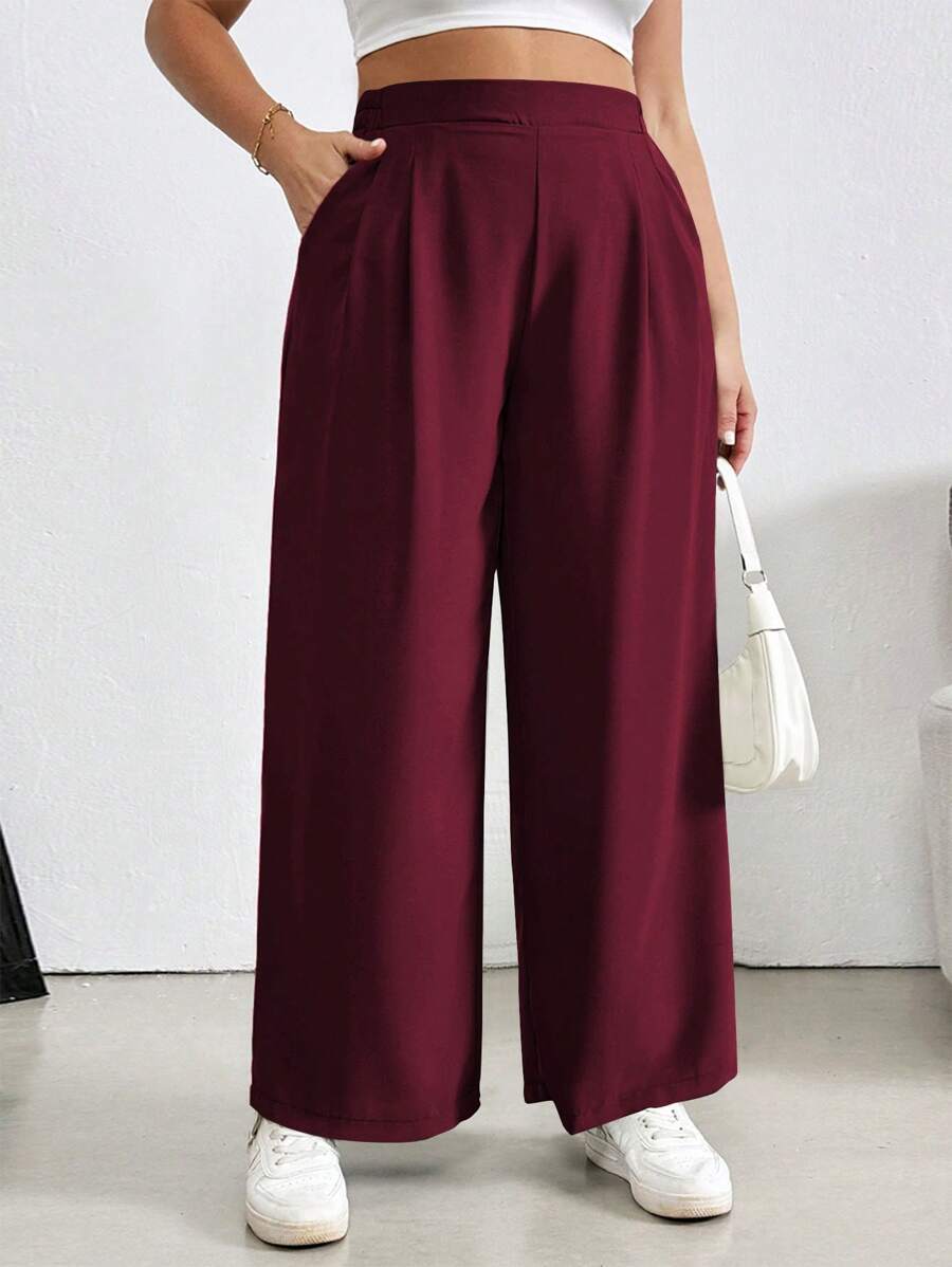 Calça Pantalona Plus Size de Linho Longa com Corte Moderno, confeccionada em 100% linho de alta qualidade, com cintura alta que valoriza as curvas e alonga a silhueta. Possui caimento fluido, toque macio e elasticidade que garante conforto durante todo o dia.
