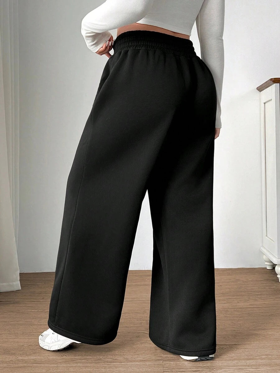 Conforto e estilo em uma Calça Moletom Plus Size reta. Tecido 100% algodão, cintura com cordão e design casual para o dia a dia.