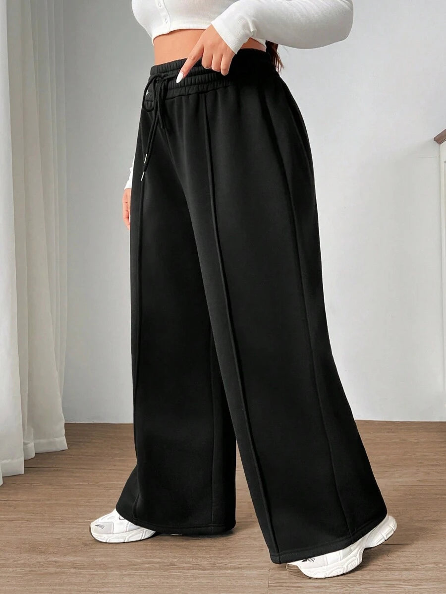 Experimente conforto absoluto com a Calça Moletom Plus Size. Algodão macio, cintura com cordão e caimento que valoriza suas curvas.
