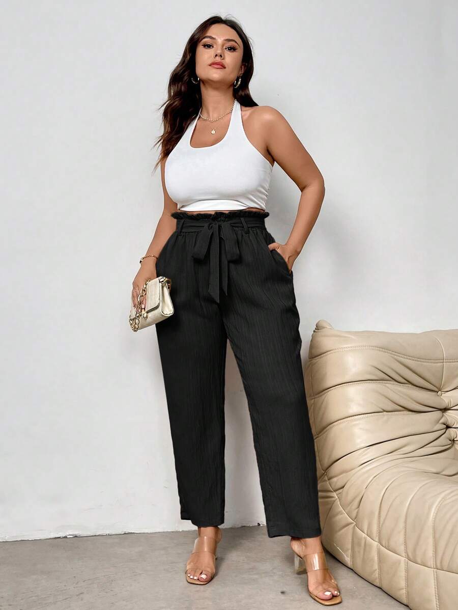 Calça Social Plus Size Feminina Versátil com Bolsos, combina elegância e conforto para valorizar suas curvas em qualquer ocasião. Produzida em 100% poliéster leve e resistente, possui cintura alta com elástico e amarração ajustável, garantindo um caimento perfeito e confortável.
