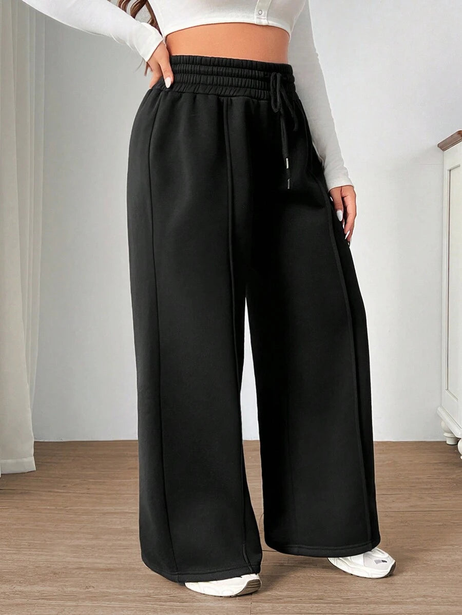 Calça reta Plus Size feminina com cordão. Versátil, confortável e feita em algodão para compor looks casuais e urbanos.