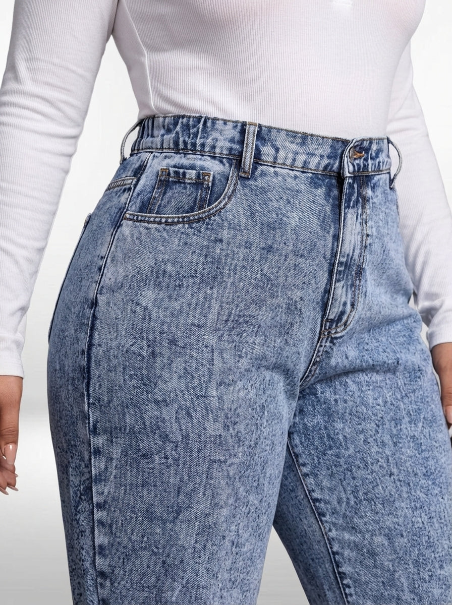 Calça jeans plus size com ajuste regular, bolsos funcionais e fechamento por zíper e botão
