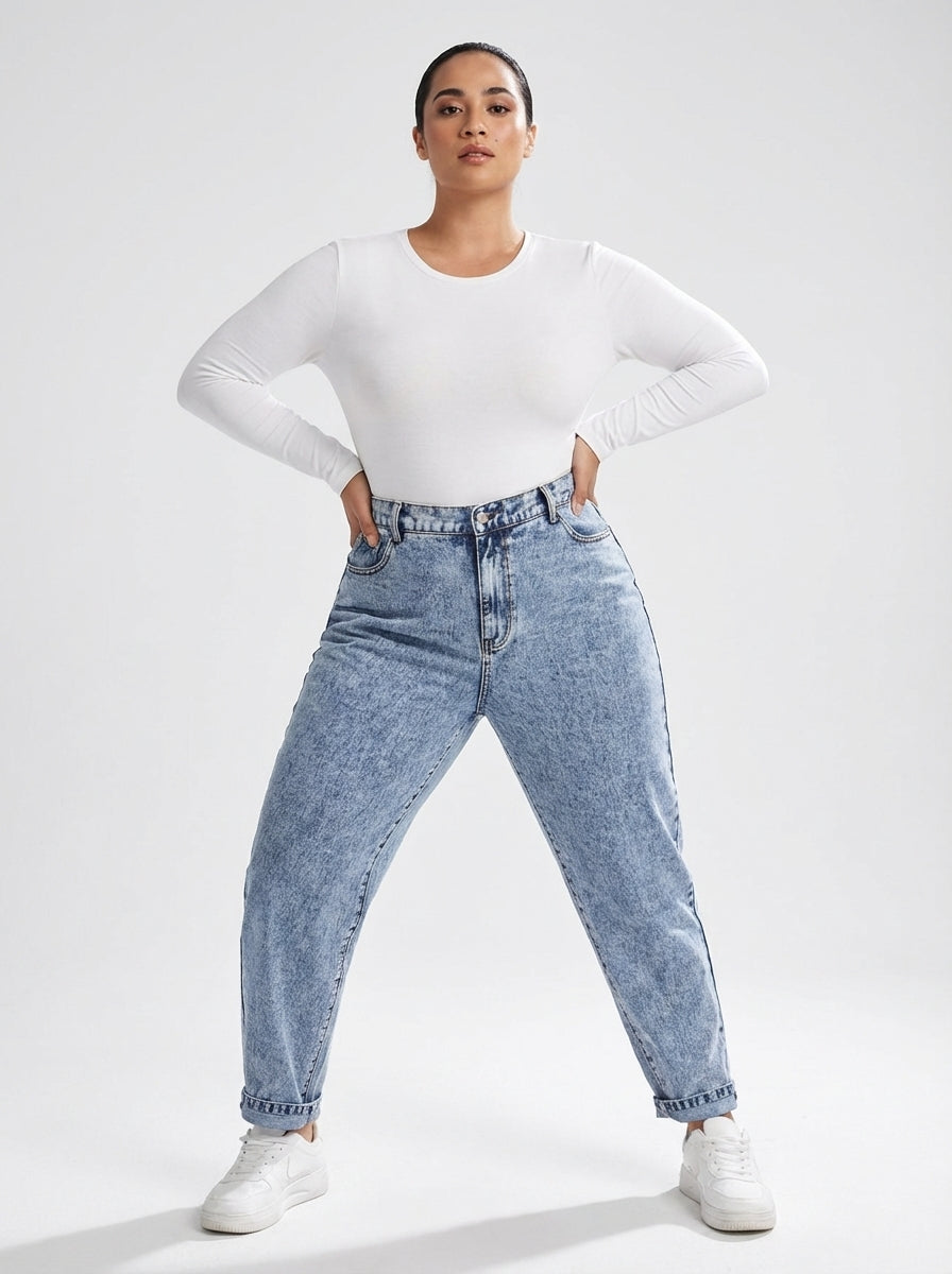 Calça jeans plus size longa com bolsos frontais e traseiros, caimento confortável e visual versátil