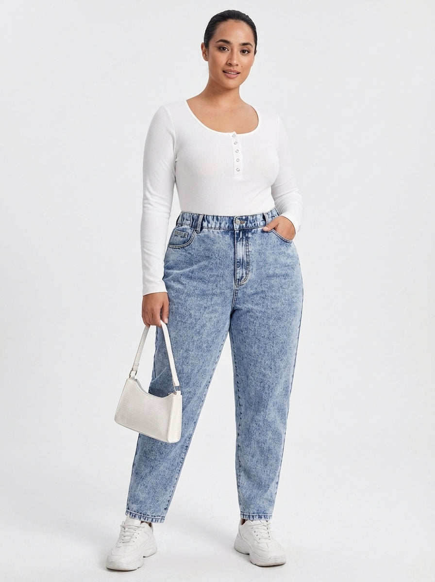 Calça jeans plus size mom fit com cintura alta, modelagem afilada e comprimento longo