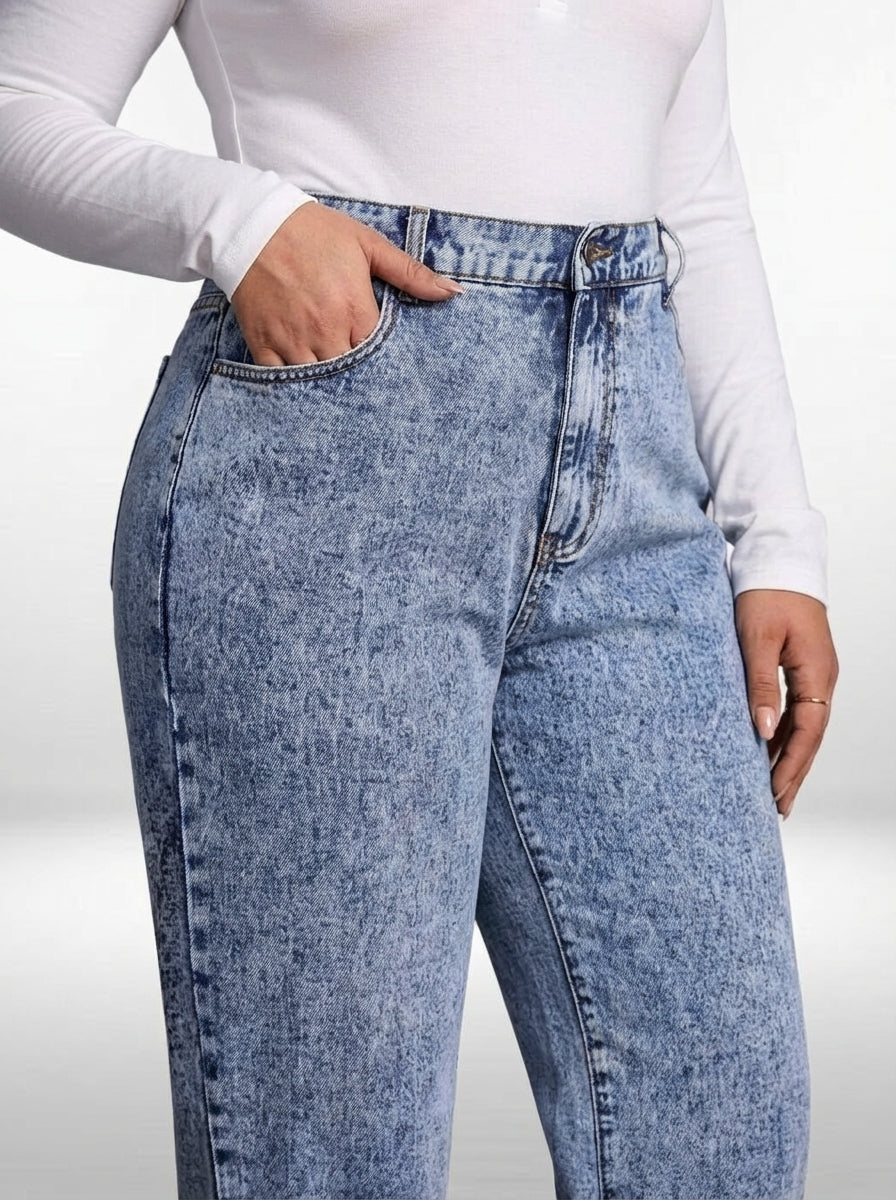 Calça jeans plus size cintura alta com modelagem mom fit e tecido jeans não elástico