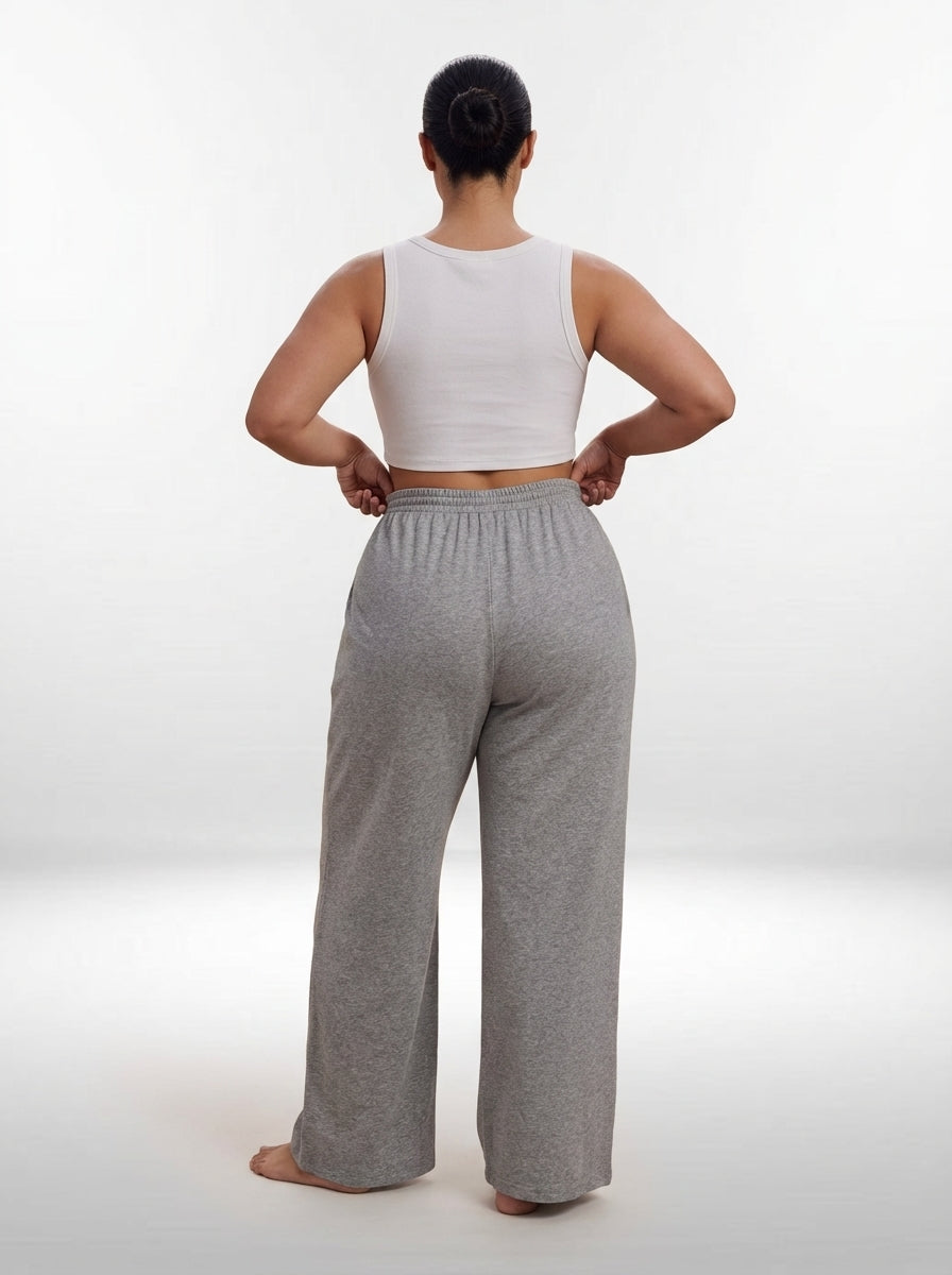 Calça plus size larga em algodão com bolsos laterais, comprimento longo e visual básico elegante