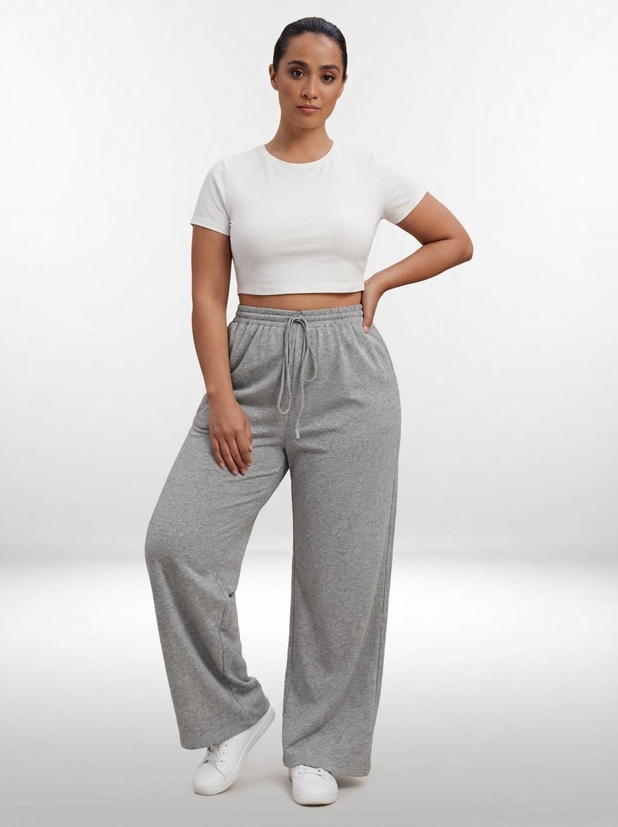 Calça plus size cinza claro em algodão macio com modelagem larga, bolsos laterais e cordão na cintura