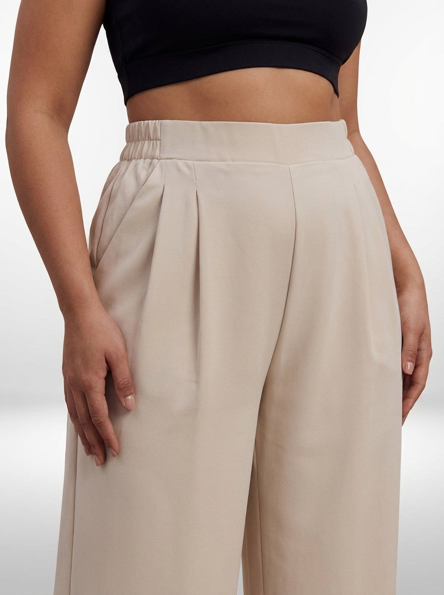 Calça pantalona plus size bege com bainha dobrada, bolsos funcionais e visual casual sofisticado