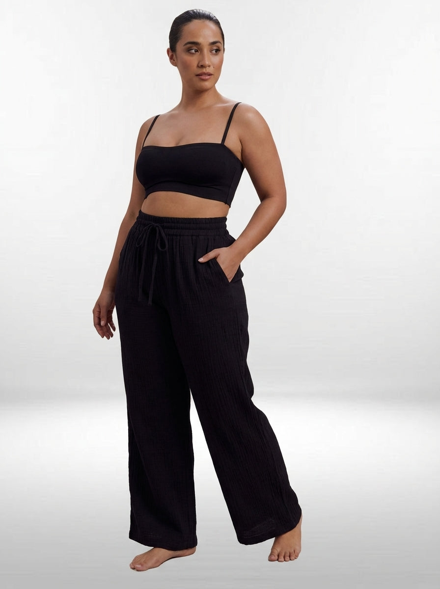 Calça plus size cintura alta preta com modelagem ampla, comprimento longo e estilo versátil