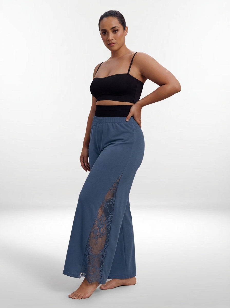 Calça plus size azul de comprimento longo com caimento confortável e detalhe lateral em renda