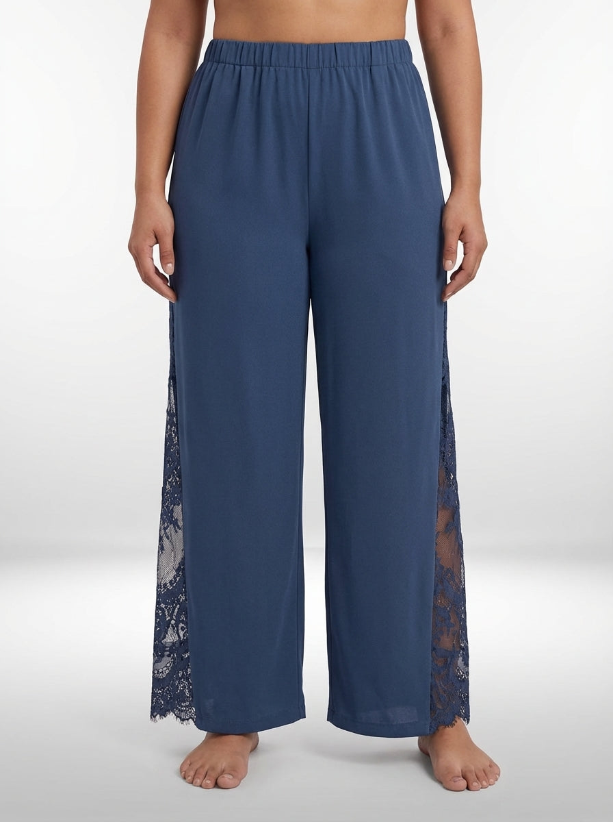 Calça plus size azul em malha com elasticidade baixa, modelagem ampla e ajuste regular