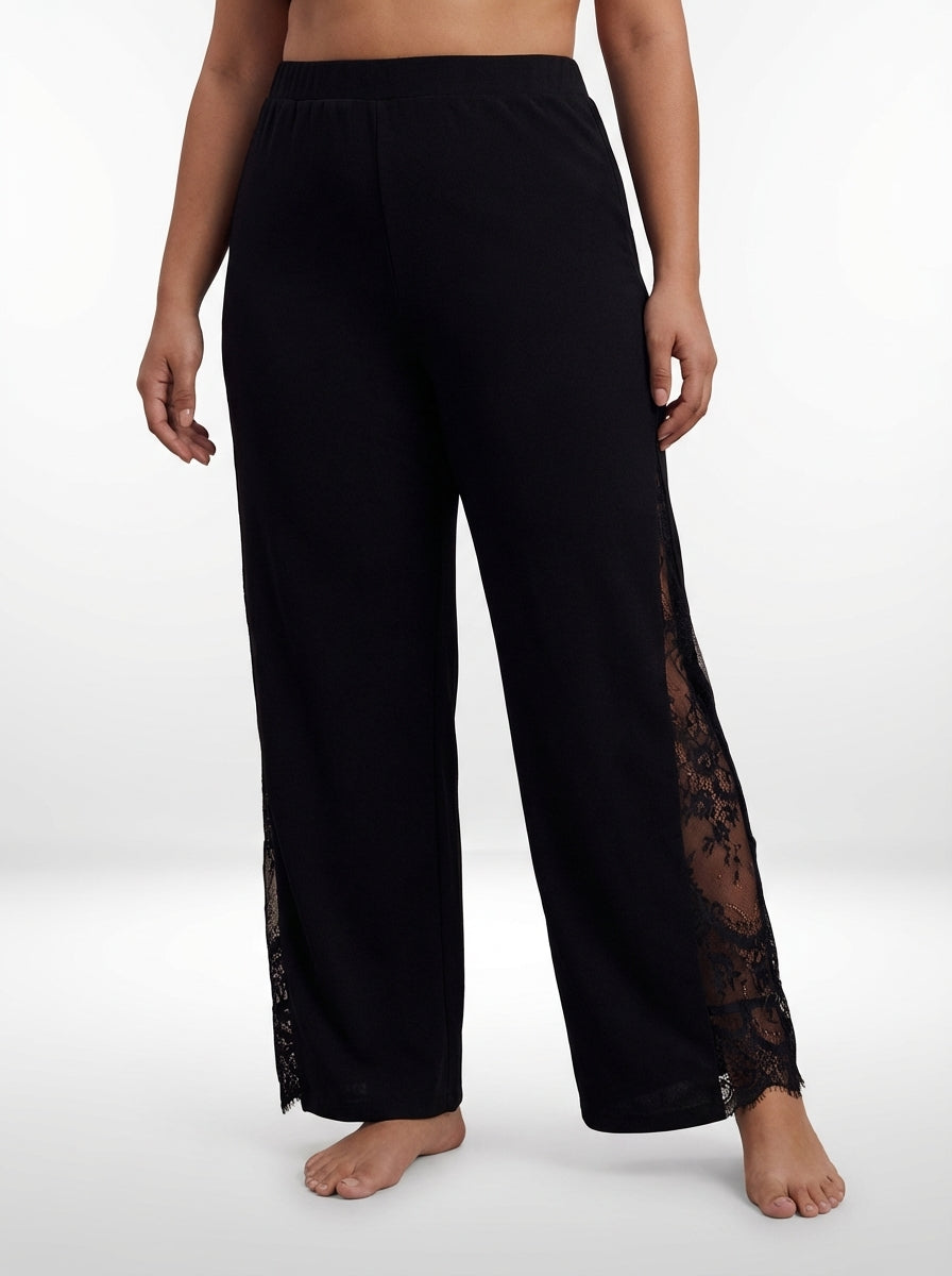 Calça plus size preta com cintura alta, perna larga e fenda lateral com renda