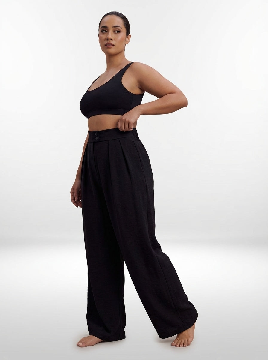 Calça plus size preta com fechamento em zíper, modelagem ampla e visual elegante para o dia a dia