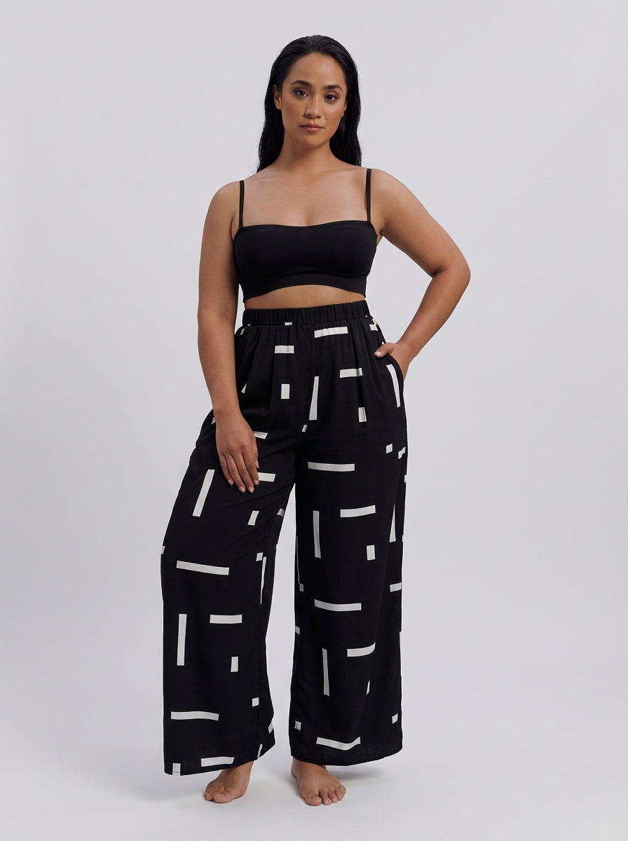 Calça wide leg plus size com estampa geométrica preto e branco, cintura alta e perna larga