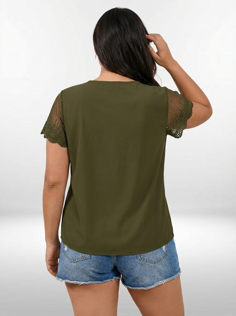 Camisa plus size verde com caimento solto, detalhe de laço e comprimento regular