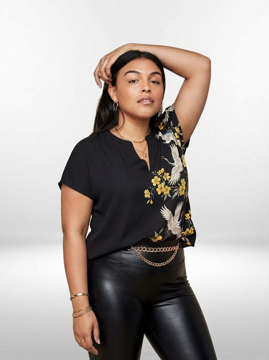 Camisa plus size Grou com decote V entalhado, estampa floral e comprimento regular