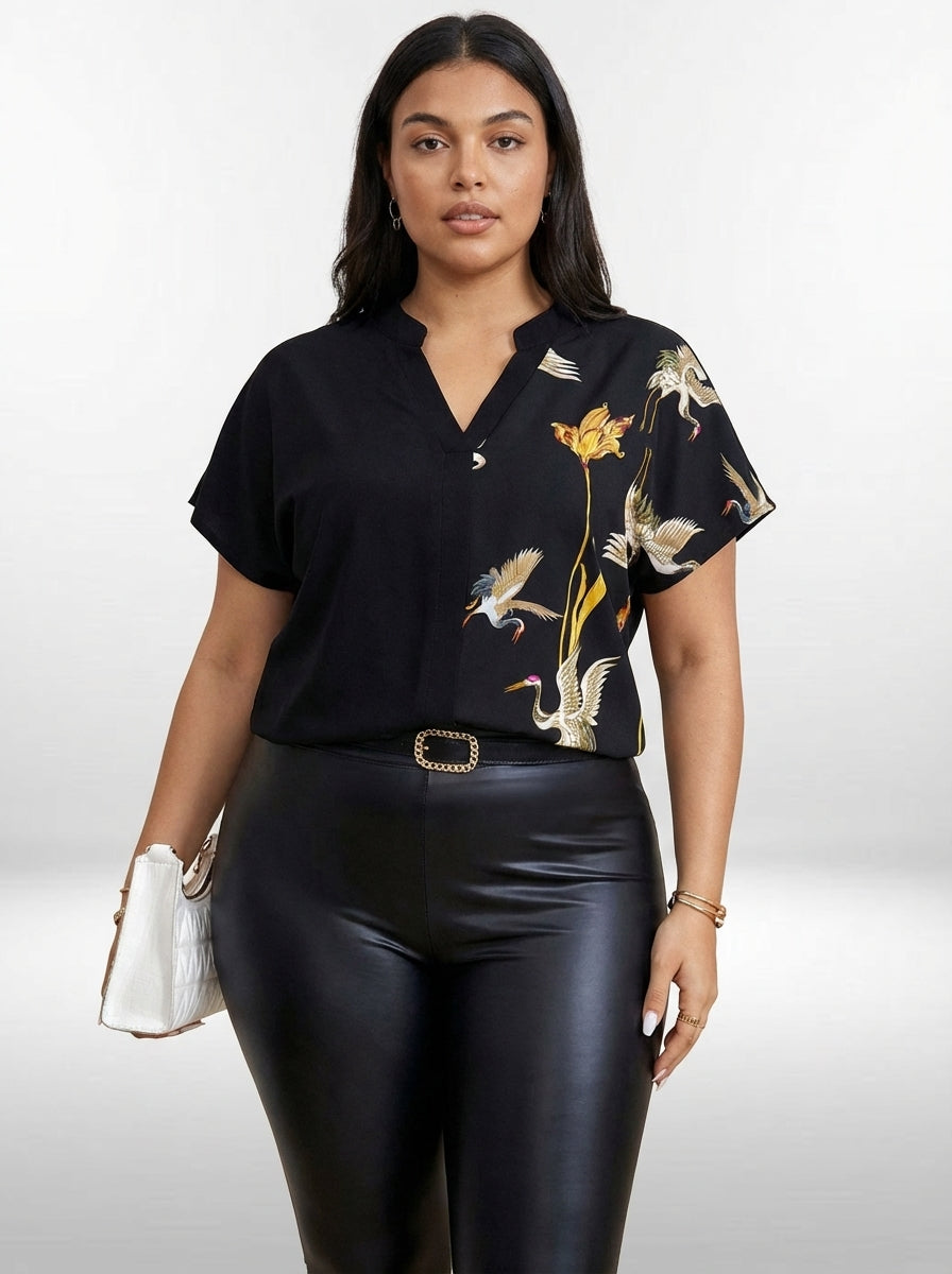 Camisa plus size Grou preta com estampa floral, decote V entalhado e mangas morcego