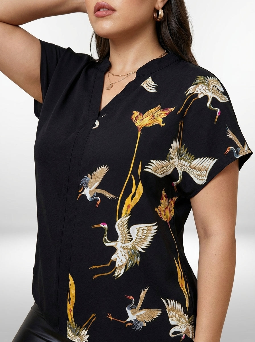 Camisa plus size preta estampada com flores, modelagem confortável e tecido não elástico