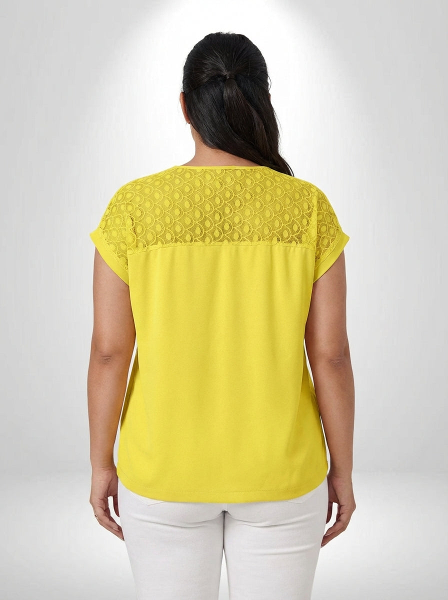 Camiseta plus size amarela com laço em contraste, mangas curtas morcego e caimento regular