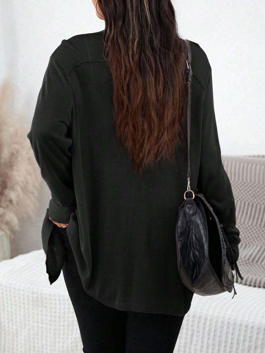 Combine estilo e conforto com o Cardigan Plus Size em malha leve, perfeito para o dia a dia.