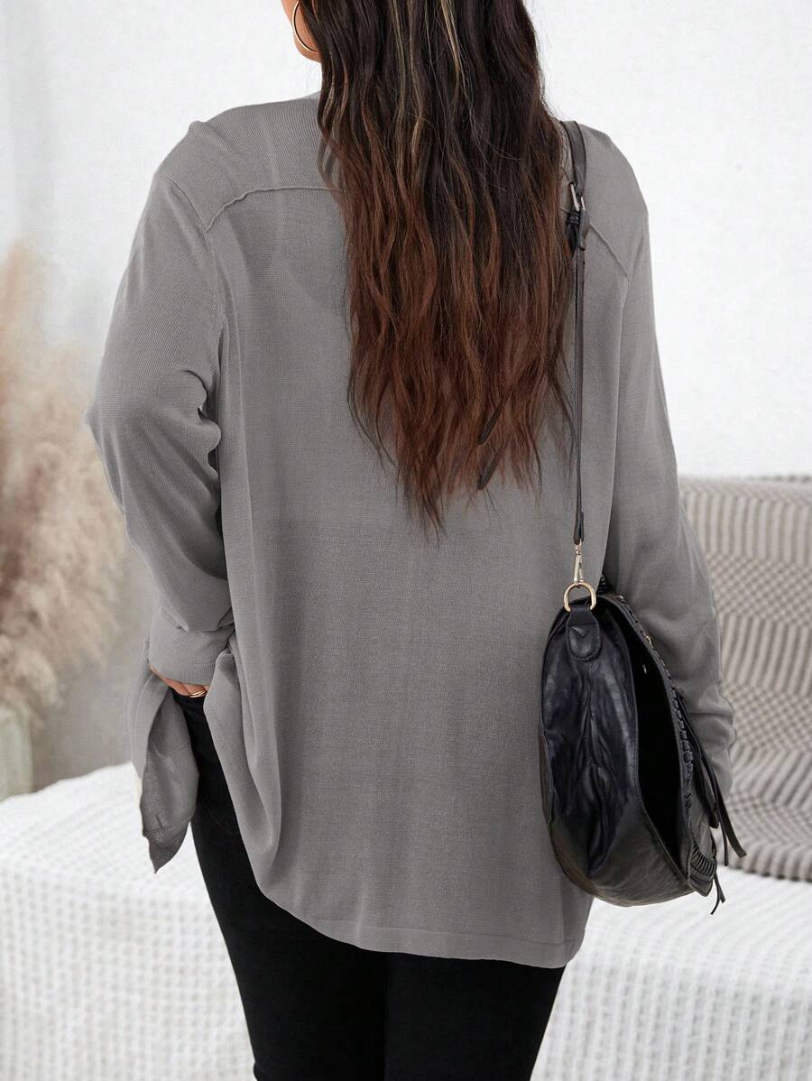 Estilo casual e toque macio em um cardigan que valoriza a moda plus size.