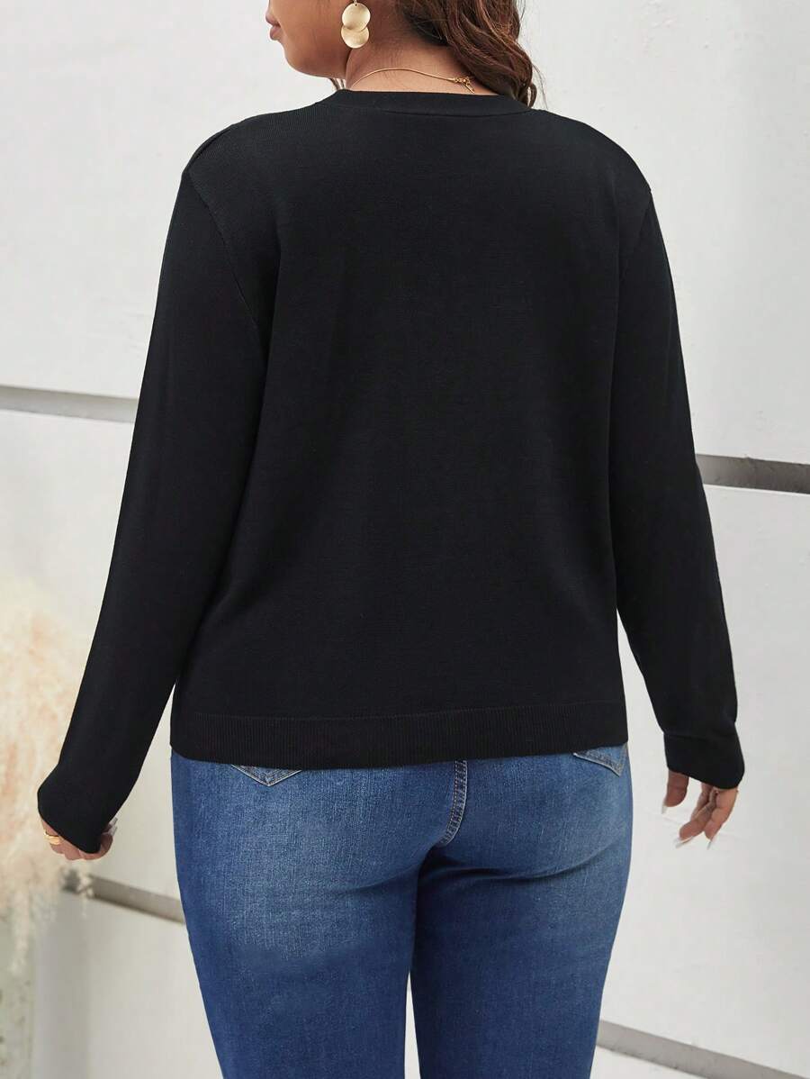 Cardigan Plus Size casual, caimento regular e tecido de qualidade. Ideal para compor looks modernos no dia a dia.