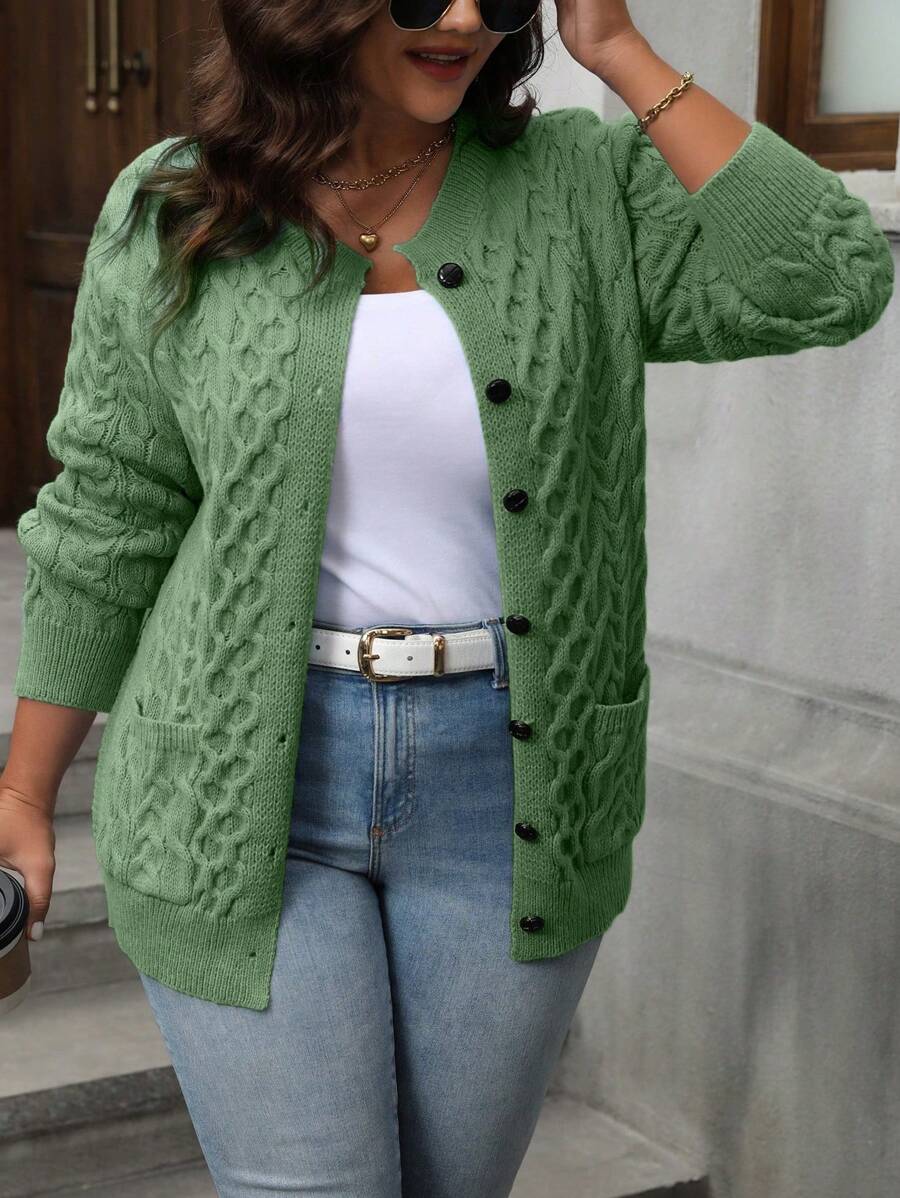 Aqueça seus dias com o cardigan plus size transpassado, confortável e sofisticado.